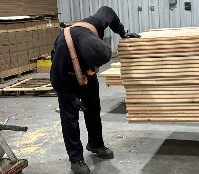 Worker counting and inspecting order in the chop line